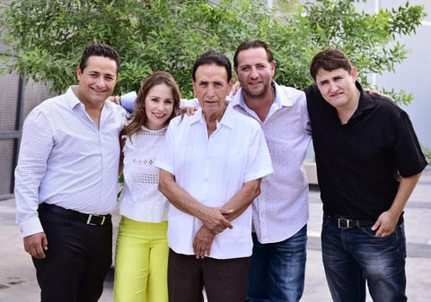 Jose Antonio acompanado de sus hijos  Pablo  Claudia  Jose Antonio y Carlos