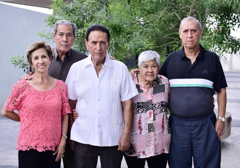 Jose Antonio con sus hermanos  Esperanza  Hector Olga y Jesus