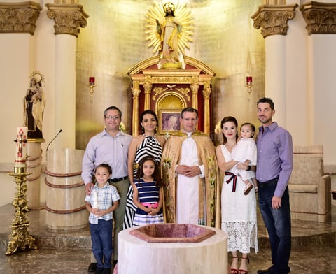 La festejada con sus papas Roberto Soto Rodriguez y Julieta Saldana Martinez  y sus padrinos  Adriana Prieto Hinojosa y David Canedo Ruiz