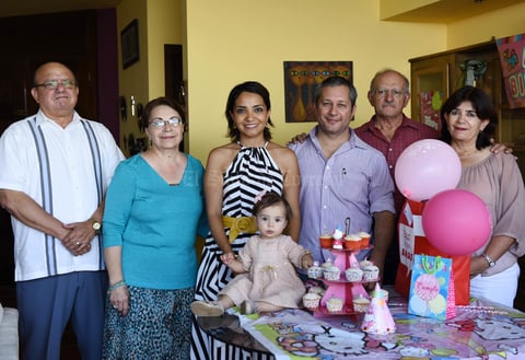 Maria Emilia Soto Saldana con sus papas y abuelos