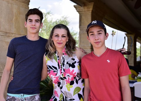 Astrid con Rodrigo y Jose Manuel