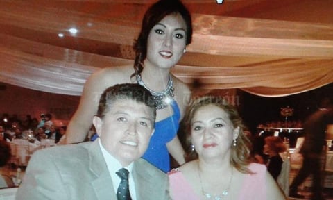 24072018 EN FAMILIA.  Gerardo Martín Sarabia y Salomé Narváez de Martín, con su hija, Perla, en la celebración por sus 31 años de feliz matrimonio.