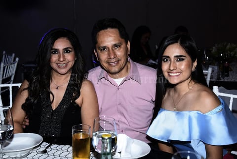 24072018 FIESTA DE GRADUACIóN.  Tony Delgado, Francisco y Cecilia Galván.