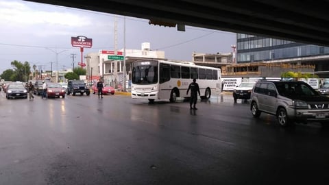 Los elementos apoyaron a ciudadanos que se vieron varados por daños mecánicos en sus vehículos, debido a la lluvia.