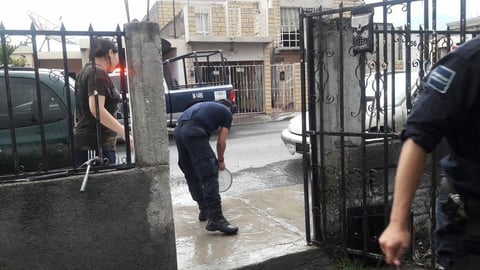 Los elementos de la Dirección de Seguridad Pública, ayudaron a una familia que les solicitó apoyo debido a que el agua había inundado a su casa ubicada en la colonia Provivienda.