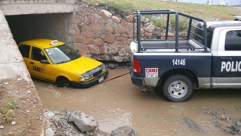 Algunos vehículos tuvieron que ser removidos de la vialidad al quedarse varados.