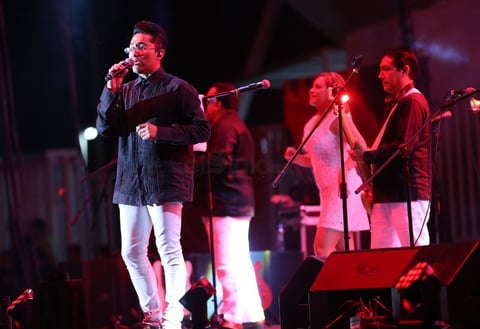 "Se merecen una canción más ¿Cuál quieren?" dijo Elías Mejía antes de pedir a todo el auditorio que se pusiera de pie e hicieran unas olas para derrochar energía ante 'Mis sentimientos' y '17 años' y así despedir esa noche con dedicatoria: "de Iztapalapa, para Durango".