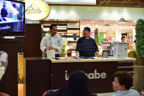 01082018 Los reconocidos chefs prepararon deliciosas recetas.