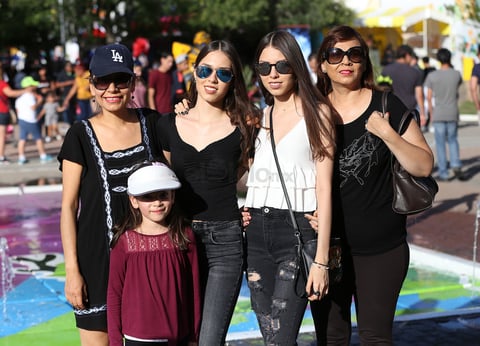 En familia disfrutan de la FENADU.