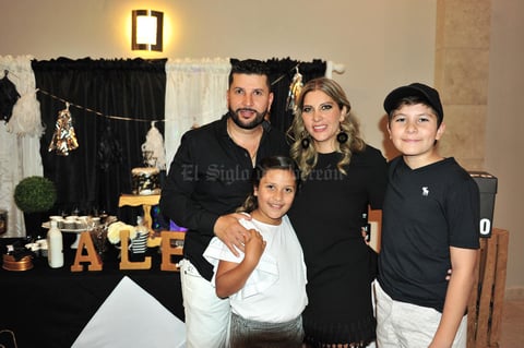 Alejandro con su esposa  Marcela Mancha  y sus hijos  Alex y Romy
