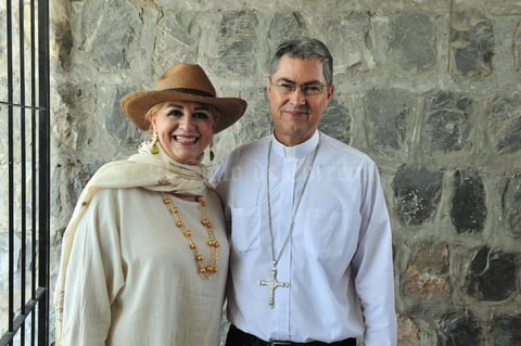 07082018 Verónica Soto y Luis Martín Barraza, Obispo de Torreón.