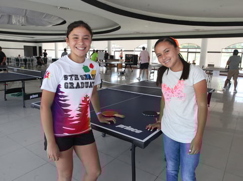 Isabela Herrera y Natalia Simental.