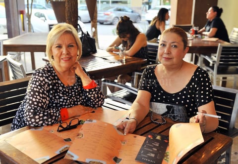 12082018 EN AGRADABLE TARDE.  Laura y Dora.