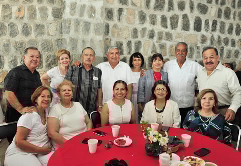 14082018 ENTRE AMIGOS.  Asistentes a un desayuno organizado en el Cerro de las Noas.