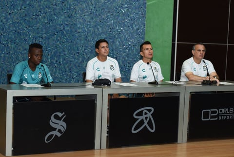 La presentación estuvo a cargo del mismo Reyes, quien se refirió a las cualidades de sus auxiliares.