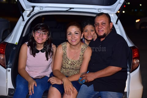 16082018 EN EL AUTOCINEMA.  Familia Ramirez.