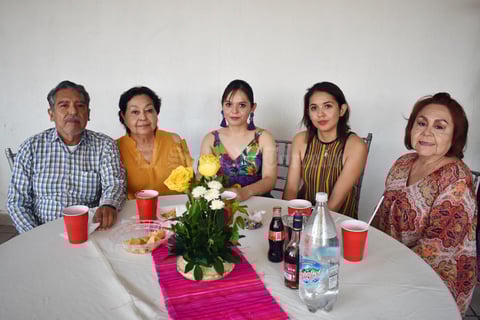 16082018 EN FESTEJO.  Manuel, Rosa Alicia, Esthela, Cristina y Carmen.