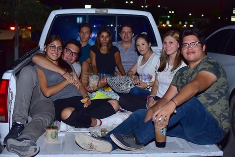 16082018 GRATOS MOMENTOS.  Amigos disfrutaron de una buena película en el Autocinema.