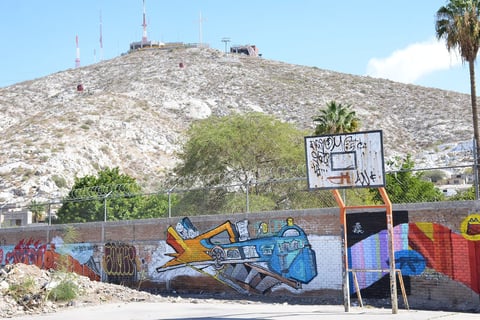Desde el sábado, las bardas de Ferromex cuentan con una nueva imagen.
