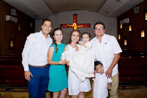 19082018 Ya en la fiesta: Miguel Solano, Cecy de la Torre y Ainhoa Solano con sus padrinos, Laura Rodríguez y Christian Pedrueza.