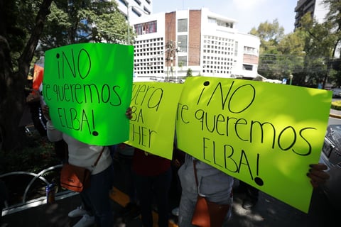 Los manifestantes exhibieron mantas en las que señalaban rechazo contra Gordillo Morales, en las que decía: "Fuera Elba Esther"; "No te queremos Elba", "Tu lugar es la cárcel"; "Votos x libertad = impunidad"; "Robaste a los maestros"; "Tú negociaste la reforma, ¿ya lo olvidaste?".