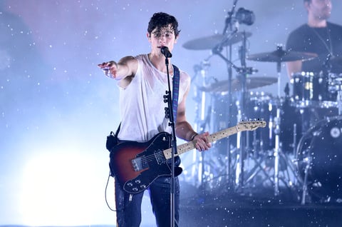 Shawn Mendes interpretó In My Blood.