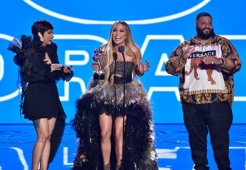 Jennifer López recibió el reconocimiento especial Vanguardia. La cantante se encuentra entre los primeros 100 artistas más reproducidos de YouTube, tan sólo este año, ha conseguido 980 millones de visualizaciones. Durante su discurso de agradecimiento, reconoció que no ha sido una carrera fácil.