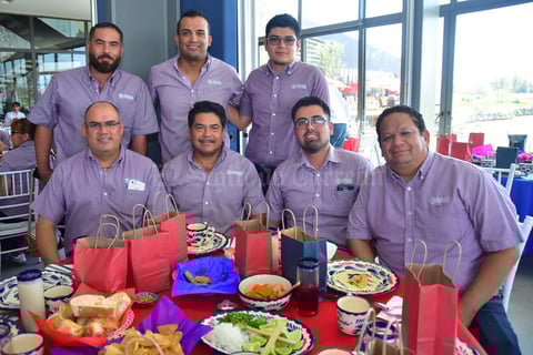 22082018 DISFRUTAN DESAYUNO.  Gregorio, Reyes, Omar, Heriberto, Raúl, Marcos y Juan.