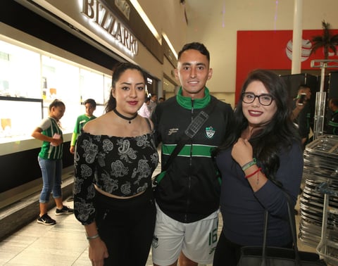 Esmeralda Santillán, Beatriz de la Torre y Diego González.