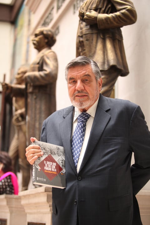 "Fue un proceso de casi dos años. Hace 18 años fue publicado por vez primera por Editorial Océano en México. Después, en 2006 una editorial que se llama De Bolsillo, que hace libros de pequeño formato publicó un resumen y esta edición del Congreso de Durango es 18 años después una nueva edición completa de la obra original tal y como se publicó por primera vez", explicó el escritor en entrevista para este medio.
