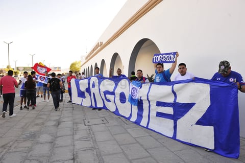 Fieles aficionados de Cruz Azul en la región se dieron cita para recibir al cuadro capitalino.