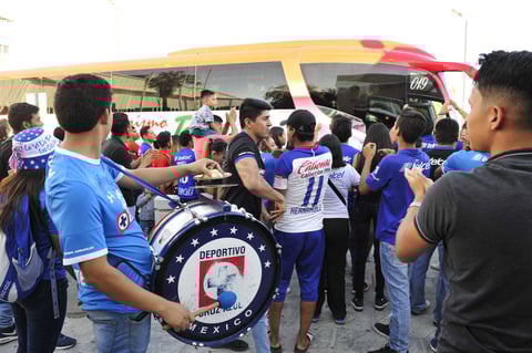 Arropados por el fiel e incondicional apoyo de sus seguidores, la Máquina Celeste de la Cruz Azul arribó a la Comarca Lagunera.