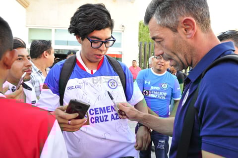 Uno de los más asediados por los aficionados fue el técnico Pedro Caixinha.
