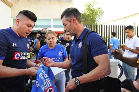El técnico portugués atendió a los aficionados laguneros.