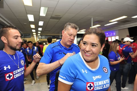 También el director deportivo, Ricardo Peláez, fue de los más solicitados en la terminal aérea.