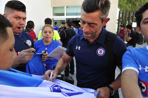 El técnico portugués atendió amablemente a todos y cada uno de los que se acercaban con él.