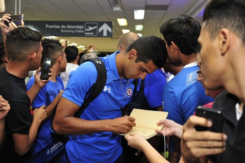 Los jugadores se dieron el tiempo necesario para dar autógrafos a sus aficionados.