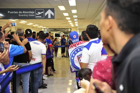La afición celeste en Torreón espero paciente a su equipo.