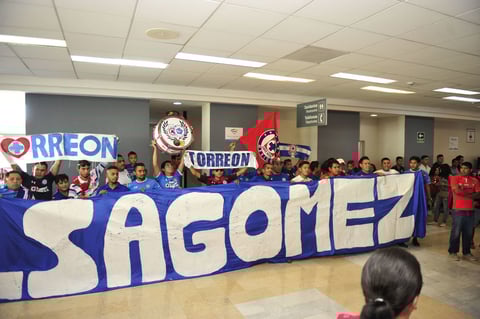 Aficionados de Gómez Palacio también se dieron cita para apoyar a Cruz Azul.