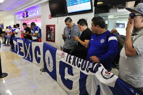 Desde muy temprana hora de la tarde, los aficionados celestes esperaban impacientes la llegada del equipo.
