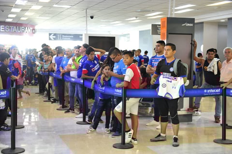 Más de 200 aficionados cementeros de todas las edades, se reunieron en el Aeropuerto Internacional Francisco Sarabia de Torreón, para vitorear a sus ídolos.