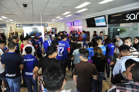 Los aficionados laguneros abarrotaron el aeropuerto de Torreón.