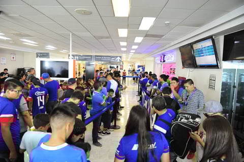 Los aficionados cementeros se dieron cita desde temprano para ver a sus jugadores.