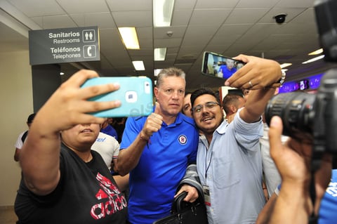 El director deportivo de La Máquina, Ricardo Peláez, también fue de los más pedidos para la foto.