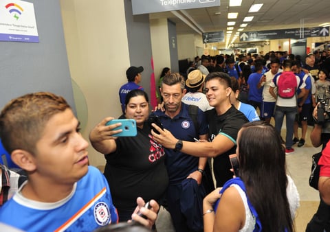 Uno de los más asediados para la foto del recuerdo fue el técnico Pedro Caixinha.