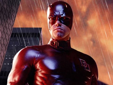 Ben Affleck con Daredevil

Debía ser una gran cinta de superhéroes pero el resultado no pudo ser más alejado, siendo calificada como un desastre. Affleck, que entonces se mostraba encantado con el papel, eventualmente dijo que esa era la única cinta de la que se arrepentía. Se dijo además decepcionado y confesó que la película no era en realidad nada buena. Algunos creen que por eso tomó con tanto ánimo el papel de Batman en las cintas recientes donde aparece personaje de la DC Comics.
