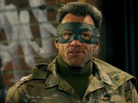Jim Carrey con Kick-Ass 2

El comediante se unió a esta secuela de acción y humor lleno de violencia exagerada y se arrepintió apenas terminaron del filmar. Después de que la noticia de un tiroteo en una escuela en Estados Unidos, el de Sandy Hook, conmocionara al mundo, Carrey dijo que quería alejarse lo más posible del proyecto, caracterizado por su gráfica violencia, citando que sería inapropiado promocionar un proyecto que aborda y glorifica las armas.