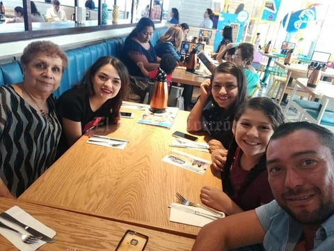 28082018 María Estela con Andrea, Karen, Dany y 'Chato'.