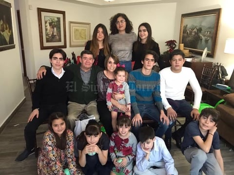 28082018 Guillermo Urrutia del Ángel y María Rosario Silva de Urrutia con sus nietos: Mélida, Allan, Elizabeth, María Julia, Mikel, Memo, Juan Pablo, Rosetta, Marissa, Fernando, María Emilia y María Inés.
