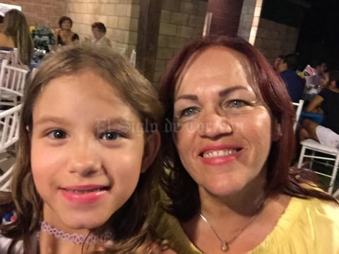 28082018 Isabella con su abuelita, Rosy Téllez.